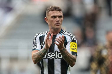 Newcastle 'dan Kieran Trippier, Premier League maçı Newcastle United - Nottingham Forest maçında 5 Ekim 2025' te St. James 's Park, Newcastle, İngiltere' de oynanan son ıslık çaldıktan sonra taraftarları alkışlıyor.