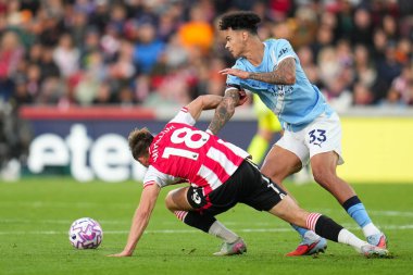 Manchester City 'den Nico O' Reilly ve Brentford 'dan Yehor Yarmolyuk Premier League maçı sırasında Brentford Manchester City' ye karşı Gtech Community Stadyumu, Londra, İngiltere, 5 Ekim 2025