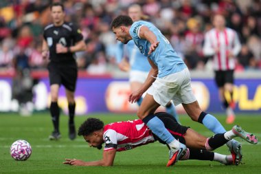 Manchester City 'den Ruben Dias, Premier League karşılaşmasında Brentford' dan Kevin Schade 'e karşı Manchester City' nin Gtech Community Stadyumu 'nda 5 Ekim 2025 tarihinde faul yaptı.
