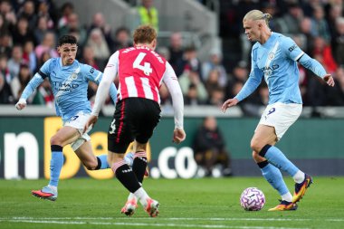 Manchester City 'den Erling Haaland, Premier League maçında, Brentford Manchester City' ye karşı Gtech Community Stadyumu 'nda, 5 Ekim 2025' de, Manchester City 'den Phil Foden ile oynama girişiminde bulundu.