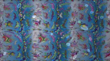 Renkli unsurlarla hareketli arka plan görüntüleri. Çiçekler. Eski model. Bayrak tarzı. Video kaydı. Şablon. Ekran koruyucular ya da reklamlar için karalama. Kusursuz. Döngü.