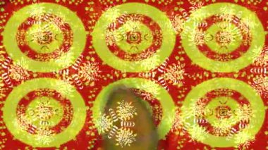 Renkli unsurlarla hareketli arka plan görüntüleri. Çiçekler. Eski model. Bayrak tarzı. Altın, altın. Video kaydı. Şablon.