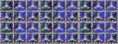 Çiçeksiz desenlerin resmi. Vadinin çiçekleri menekşe renklerinde.