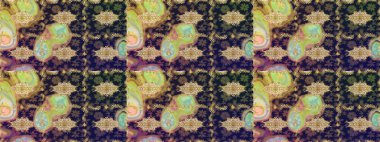 Damask çizimi tekrarlanıyor. Antika altın tekrarlanabilir duvar kağıdı. Gri renklerdeki altın element. Barok tarzında altın çiçekli süs..