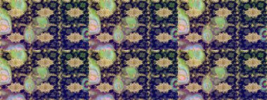 Damask çizimi tekrarlanıyor. Gri renklerdeki altın element. Doku arka planında altın duvar kâğıdı. Barok tarzında altın çiçekli süs..