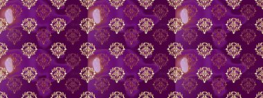 Barok tarzında kusursuz bir doğulu süsü. Geleneksel klasik raster altın pürüzsüz desen. Mor, bej ve nötr renklerde altın elementler.