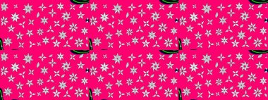 Suluboya elle çizilmiş çiçek desenli eskiz deseni. Parlak renkli fantezi çiçekleri, yapraklar, morumsu mor renkte tomurcuklar..