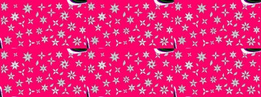 Çiçeksel çizim kalıbının yansıması. Vadinin çiçekleri morumsu renklerde.