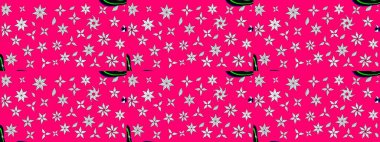 Suluboya elle çizilmiş çiçek desenli eskiz deseni. Parlak renkli fantezi çiçekleri, yapraklar, morumsu mor renkte tomurcuklar..