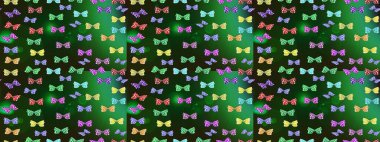 Yeşil arka planda renkli bir kelebek. Davetiye, kart ve parmak izi için basit şirin bir model. Kelebeklerle dolu renkli bir halk eskizi çizimi..