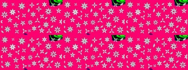 Çiçeksel çizim kalıbının yansıması. Vadinin çiçekleri morumsu renklerde.