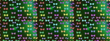 Yeşil arka planda güzel renkli kelebek. Raster. Sırtın için parlak bir dövme. Tropik gerçekçi kelebek. Kelebek tasviri.