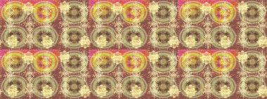 Kar taneleri, kar yağışı. Güzel bej rengi, kahverengi ve nötr kar taneleri renkli bir arkaplanda izole edilmiş. Düşen Noel stili kar taneleri. Görüntü.