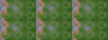 İşlemeli çiçekli, dikişsiz desen. Renkli grunge soyut arka planda yakut yeşil, nötr ve gri çiçeklerle gelişir. İzler, kumaş, duvar kağıtları, tekstil için raster dokusu.