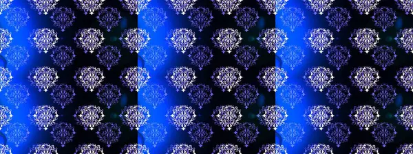 Siyah, mavi ve mor renkli çiçeklerle kusursuz çiçek deseni. Suluboya tarzında siyah, mavi ve mor renkte çiçekler.