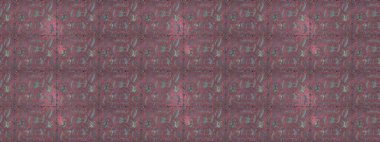 Kumaş desenli papatya çiçeği detayı. Mor, gri ve pembe renkte çiçekler.