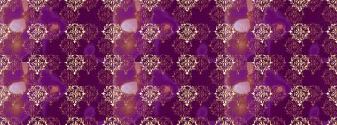 Kusursuz kraliyet lüksü, altın barok kumaş rengi. Altın antika ortaçağ dekoratifi, yaprakları ve altın desenli mor, pembe ve kahverengi renkte süslemeleri olan pürüzsüz bir desen..