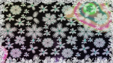 Kusursuz etnik tasarım. Yatak çarşafları, ceket, paket tasarımı, kumaş ve moda kavramları için tekstil baskısı. Çiçekleri, deniz kabukları, mandalaları ve suluboya efektleri olan deniz altyapısı.