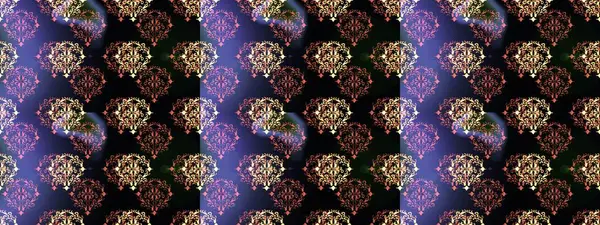 Tekrarlayan çiçek arkaplanı, zarif siyah, menekşe ve gri çiçek duvar kağıdı. Çiçek desenleri siyah, mor ve gri renklerde, el yapımı papatyalar, papatyalar.