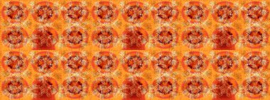 Kar taneleri, kar yağışı. Güzel turuncu, sarı ve kırmızı kar taneleri renkli bir arka planda izole edilmiş. Düşen Noel stili kar taneleri. Görüntü.