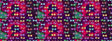 Mor renklerde soyut arkaplan. Renkli romantik kelebekler eskizler çiziyor. Dekoratif Raster çizimi. Elle çizilmiş kelebeklerle.