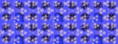 Kar tanelerinin soyut arkaplanlı Noel arkaplanı. Mor, mavi ve nötr kar taneleri. Raster illüstrasyonu. Noel için tatil tasarımı, yeni yıl moda baskıları. Güzel tasarım..