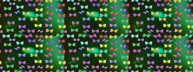 Uçan güvelerle çok renkli bir arka plan çiz. Güzel renkli kelebekler yeşil renklerde kaotik bir şekilde uçarlar. Parlak kelebeklerin eskiz geçmişi. Raster. Kumaş ve ambalaj için uygun.