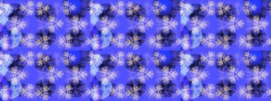 Kar taneleri, kar yağışı. İllüzyon. Güzel mor, mavi ve nötr kar taneleri renkli bir arkaplanda izole edilmiş. Düşen Noel stilize kar taneleri.