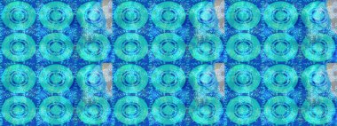 Mavi, yeşil ve nötr renklerde manzaralı çiçek deseni. Sevgililer günü ve tebrik kartı konsepti için şık bir davetiye. Çiçek kompozisyonu, el boyası, hassas şablon. Üst görünüm, yumuşak biçim.