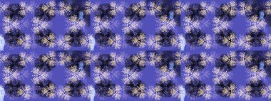 Güzel menekşe rengi, nötr ve mavi kar taneleri renkli bir arkaplanda izole edilmiş. İllüzyon. Düşen Noel stili kar taneleri. Kar taneleri, kar yağışı.