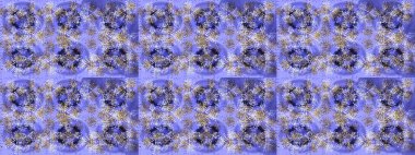 Düşen Noel stili kar taneleri. Güzel menekşe rengi, nötr ve mavi kar taneleri renkli bir arkaplanda izole edilmiş. İllüzyon. Kar taneleri, kar yağışı.