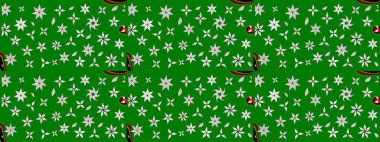 Çiçeksel çizim kalıbının yansıması. Vadinin yeşil renkli çiçekleri.