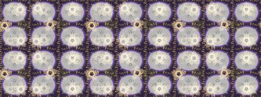 Gri, mor ve nötr renklerde kar taneleri. Renkli arka planda izole tatlı kar taneleri. Kar tanesi raster deseni. Raster illüstrasyonu.