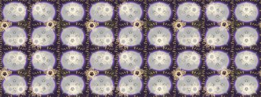 Gri, mor ve nötr renklerde kar taneleri. Renkli arka planda izole tatlı kar taneleri. Kar tanesi raster deseni. Raster illüstrasyonu.