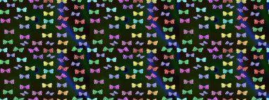 Geleneksel Raster dekoru. Gri arka planda. Kıyafet tasarımı için. Sevimli moda kelebekler.