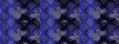 Küçük çiçekteki sevimli çiçek deseni. Mor, mavi ve gri renkte çiçekler.