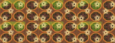 Tekrar eden çiçek arkaplanı, zarif turuncu, sarı ve kahverengi çiçek duvar kağıdı. Çiçek desenleri turuncu, sarı ve kahverengi renklerde, el yapımı papatyalar, papatyalar.