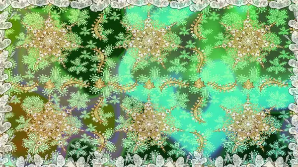 Yeşil renkler ve altın elementler üzerinde altın pürüzsüz desen. Yeşil renklerde ve altın elementlerle kusursuz klasik desen. Noel, kar tanesi, yeni yıl.