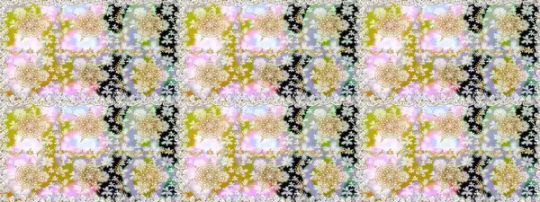 Klasik mobilya tarzı. Altın kaplamalı tarafsız zemin. Lüks mobilyalar. Tarafsız renklerde altın elementlerle desen. Küçük bir alan derinliği. Patina. Kusursuz ahşap oyma. Oyma.