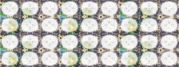 Kış kartı Mutlu Noeller, Yeni Yıl ve Mutlu Tatil Raster çizimleri. Kar taneleri arka planda. Tarafsız, gri ve bej kar taneli Noel kartı. Tarafsız, gri ve bej renkli..