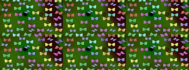 Ambalajlar, duvar kağıtları, kumaş tasarımı ve kağıt için güzel bir arka plan. Raster illüstrasyonu. Renkli kelebeklerin eskiz geçmişi. Yeşil üzerinde sevimli kelebekler.