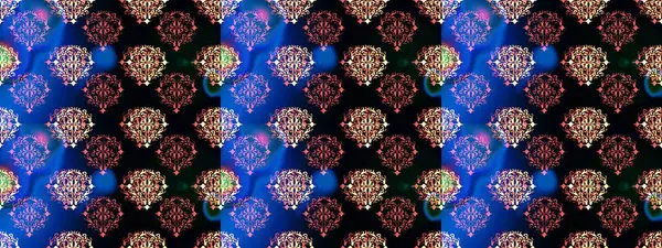 Damask altın soyut çiçek deseni siyah, mavi ve pembe renklerde. Süslü dekorasyon. Raster illüstrasyonu.