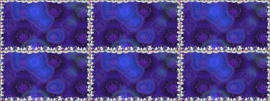 Pürüzsüz desenli, parlak çiçekli halı menekşe renginde..