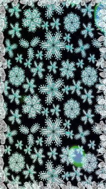 Çocuksu tasarım. Tekstil, kumaş, ambalaj, hatıra defteri için hoş bir çiçek arkaplanı. Siyah ve mavi arka planda. Elle çizilmiş karalama çiçekleri ile pürüzsüz desen.