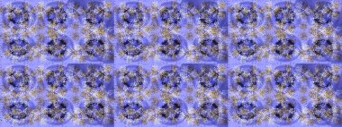 Düşen Noel stili kar taneleri. Güzel menekşe rengi, nötr ve mavi kar taneleri renkli bir arkaplanda izole edilmiş. İllüzyon. Kar taneleri, kar yağışı.