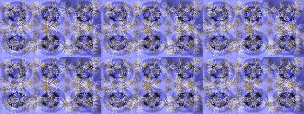 Düşen Noel stili kar taneleri. Güzel menekşe rengi, nötr ve mavi kar taneleri renkli bir arkaplanda izole edilmiş. İllüzyon. Kar taneleri, kar yağışı.