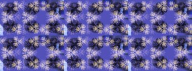 Yeni yıl kar tanesi. Düz kar karalama ikonları, kar taneleri mor, mavi ve nötr renkler Noel afişi, kartlar. Güzel soyut kar taneleri raster tasarımı..