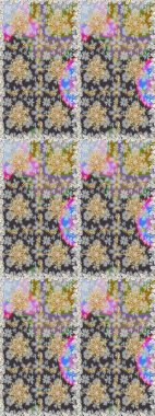 Altın çiçekli, pürüzsüz desen. Damask arkaplanı. Gri renklerdeki altın element. Barok tarzında altın çiçekli süs..