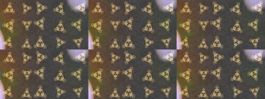 Raster çiçek desenleri çiziyor. Vadinin çiçekleri kahverengi, gri ve nötr renklerde.