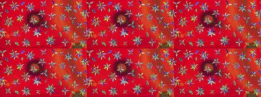 Parlak renkli çiçekli ve kırmızı yapraklı harika bir çiçek deseni. Moda baskıları için zarif bir şablon. Modern çiçek arkaplanı. Halk stili.